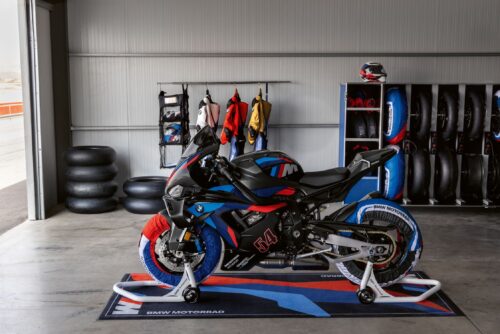 BMW M 1000 RR op motorfietsmat M