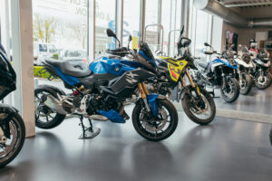 BMW F 900 XR naast F 900 GS in showroom van M&M Inghelbrecht Oostende