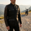 Motard portant une veste de moto BMW GS Tatacoa Pro sur une piste de gravier