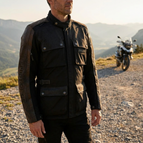 Motard portant une veste de moto BMW GS Tatacoa Pro sur une piste de gravier