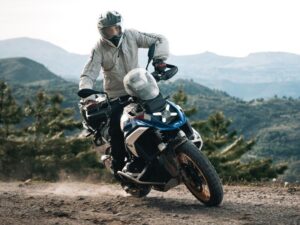 BMW Motorrad regenkleding in gebruik