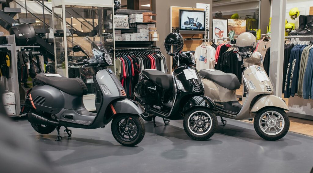 Vespa's in de showroom van M&M Inghelbrecht