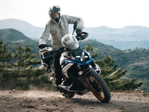 BMW Motorrad regenkleding in gebruik