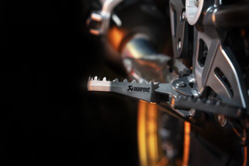 Akrapovic Voetsteunen gemonteerd op R 1300