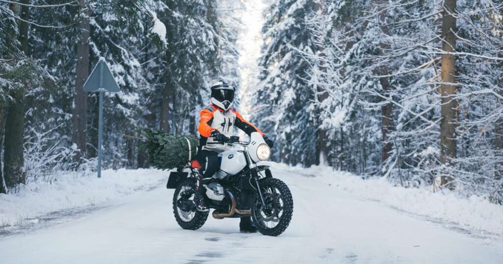 BMW R nineT Urban GS in de sneeuw