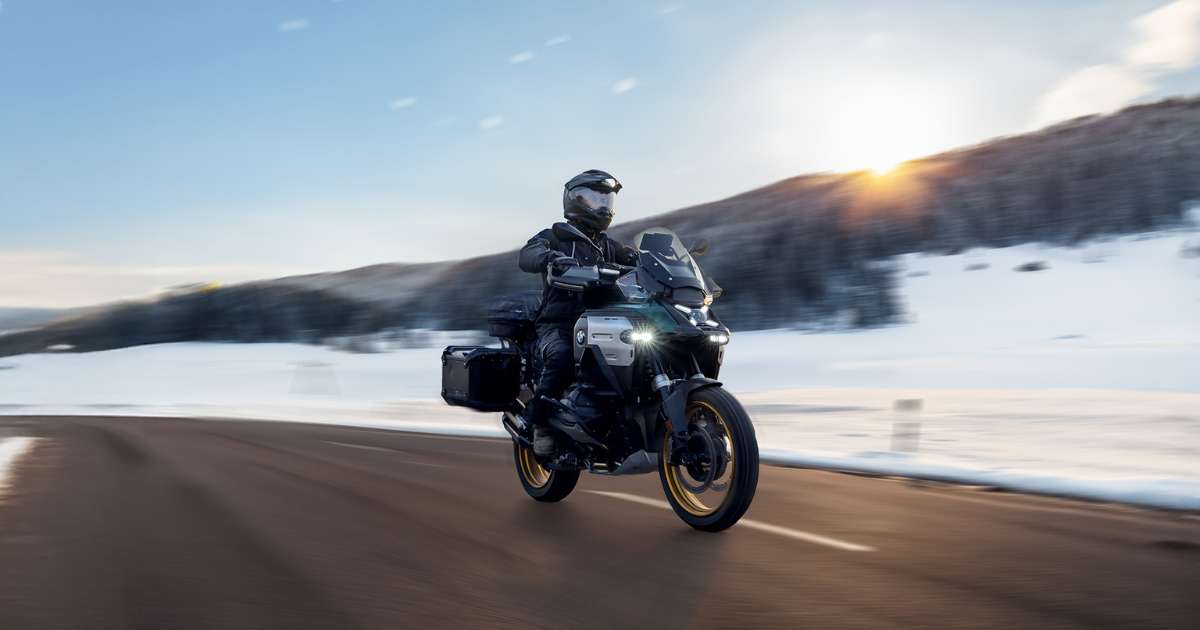BMW GS rijdt in winterse omstandigheden op natte weg