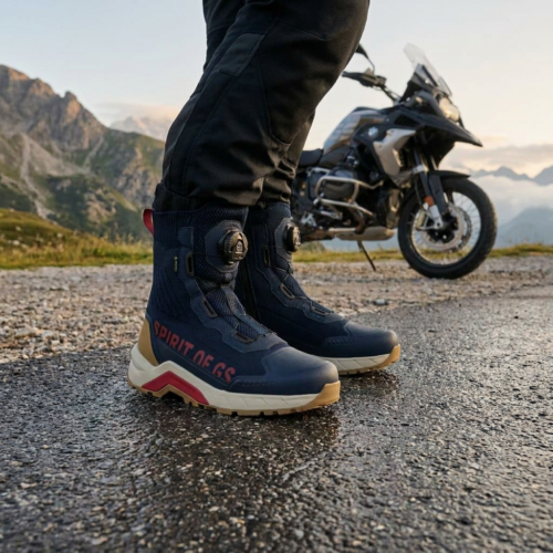 lauwe BMW GS Takyr GTX motorsneakers gedragen waar asfalt overgaat in grind