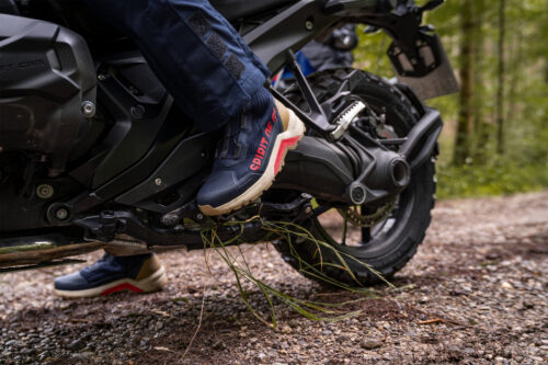 BMW Motorrad GS Takyr GTX sneakers gedragen tijdens motorgebruik