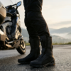 BMW Soulor GTX motorlaarzen gedragen naast een touringmotor