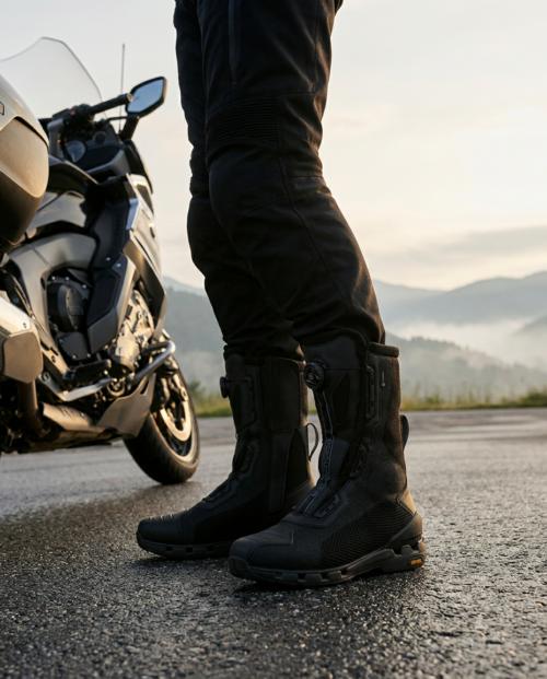 BMW Soulor GTX motorlaarzen gedragen naast een touringmotor