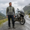 Olijfgroene BMW GS Coro GTX motorjas gedragen op een natte bergroute