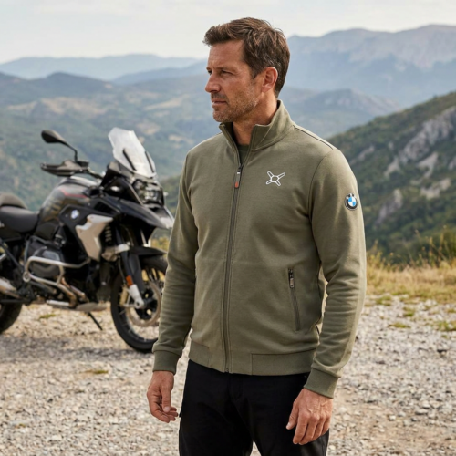 Man met olijfgroen BMW GS Trainingsjack bij een adventure motor