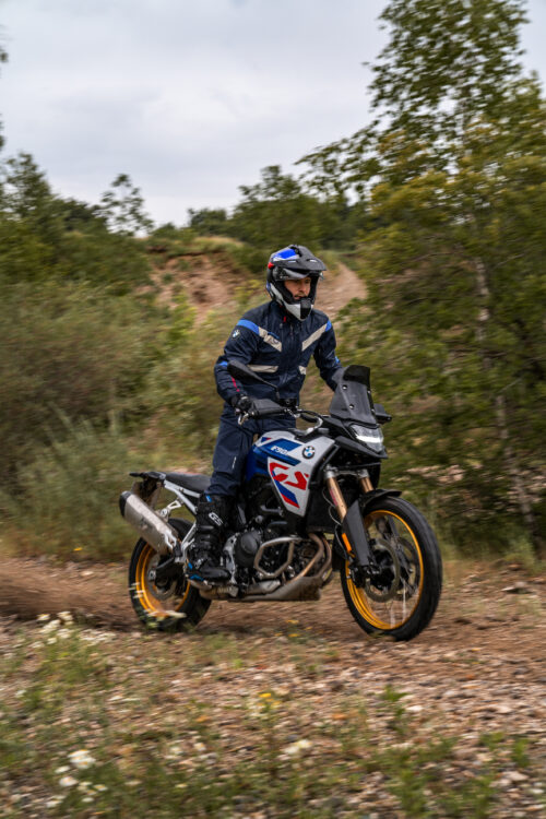 GS Trophy motorjas en broek gedragen tijdens offroad rit