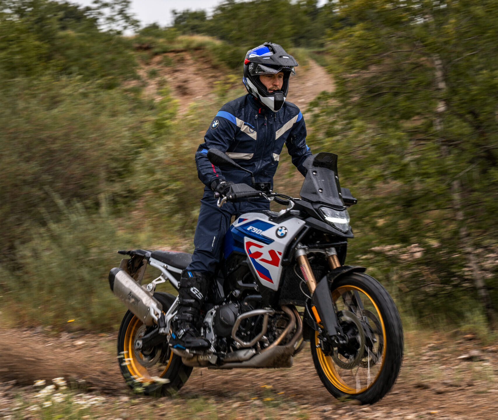 GS Trophy motorjas en broek gedragen tijdens offroad rit