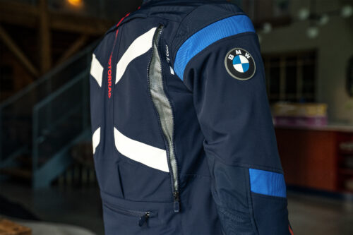 Detail gedragen GS trophy motorjas