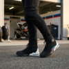 BMW Nitrous motorsneakers gedragen in een circuitpaddock