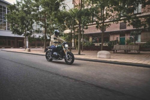 BMW motorjeans heren gedragen op R12 nineT