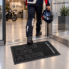 Make Life a Ride-deurmat aan de ingang van een BMW-garage