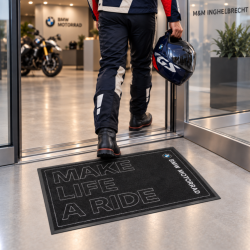 Make Life a Ride-deurmat aan de ingang van een BMW-garage