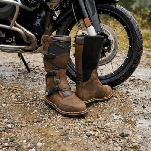 Bruine BMW VentureGrip Pro GTX met GS op achtergrond