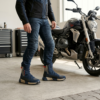 BMW Motorsneakers Knitlite Blauw gedragen door een man in een garage
